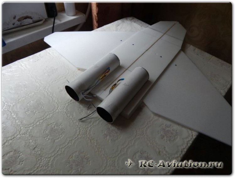 Модель самолета Сухой Т- 50 с двумя импеллерами