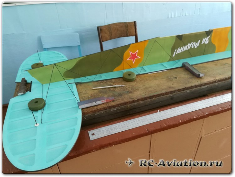 Авиамодель на радиоуправлении По-2 для полетов в зале